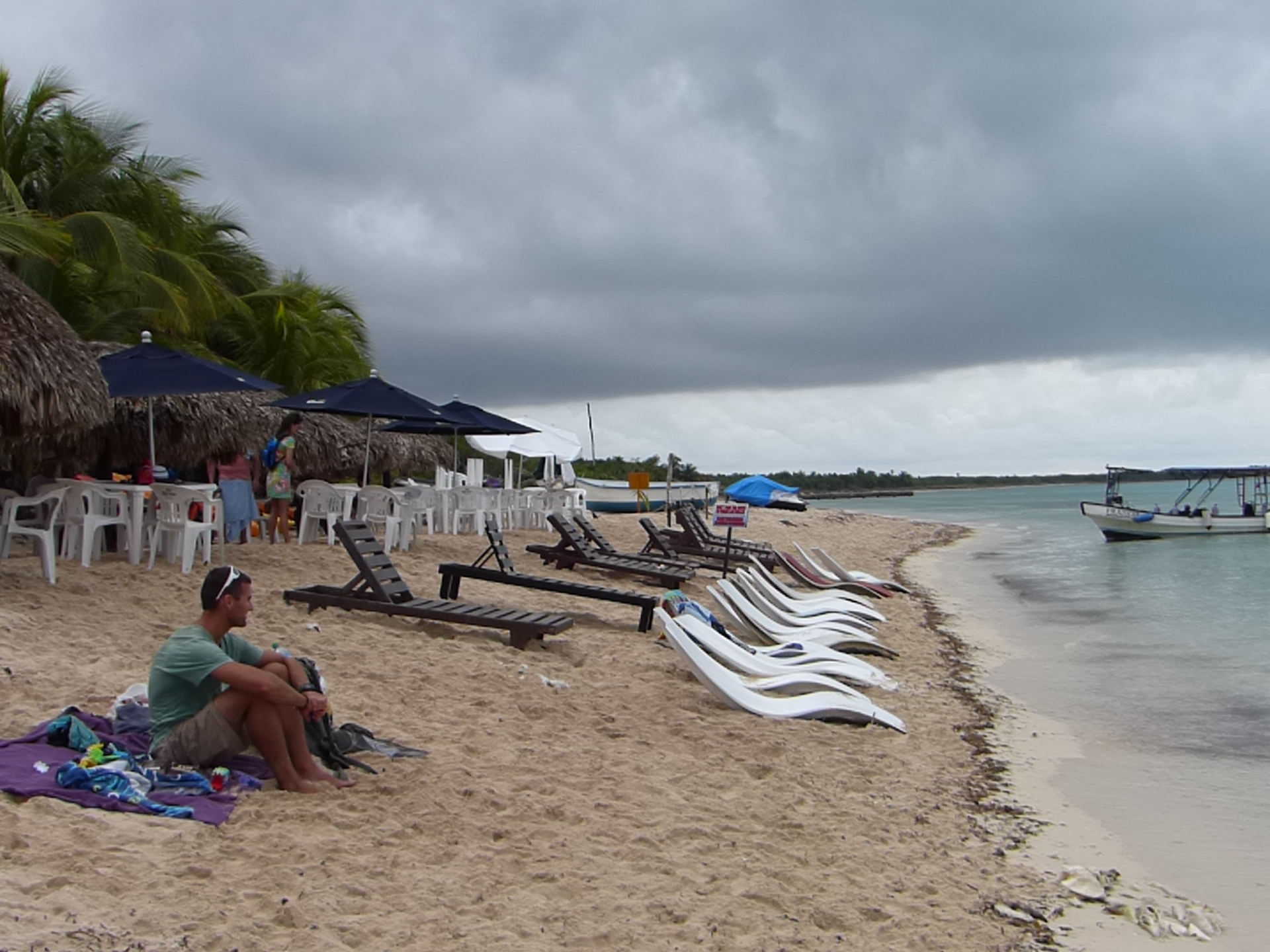 Rainy days and too many tourists and beach clubs at Isla Cozumel
