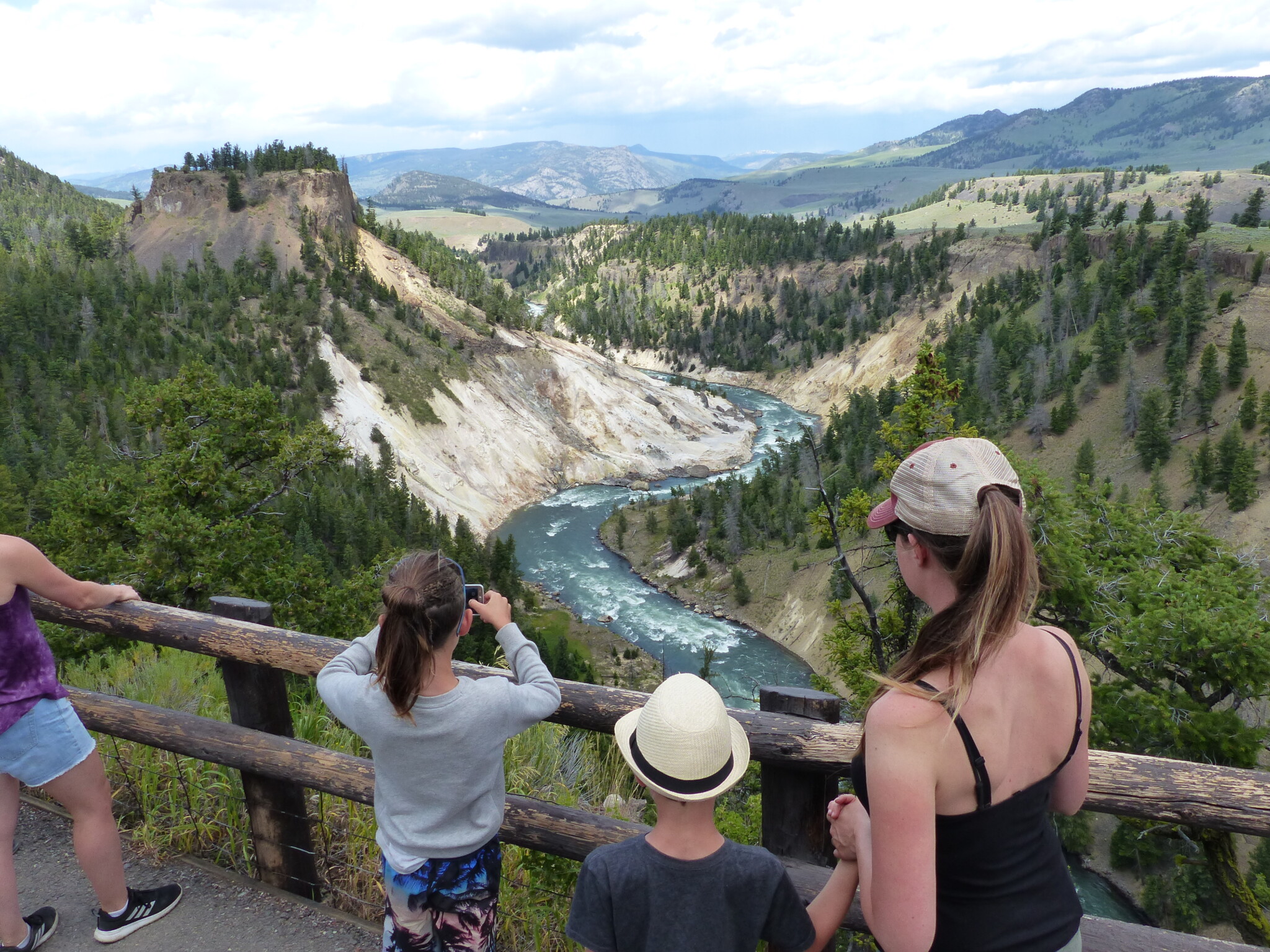 Northern Yellowstone - hiking, "safari" and a fantastic Grizzly experience